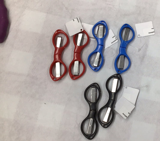 Folding scissors